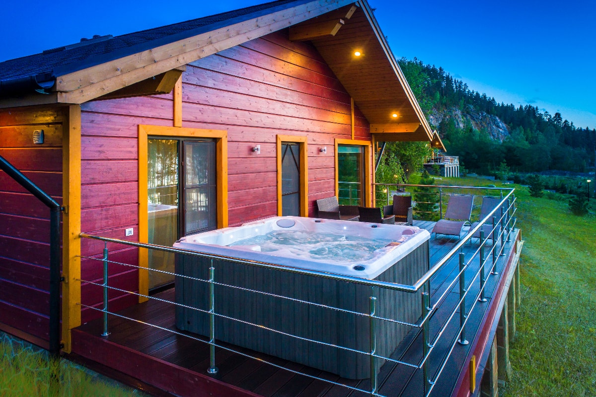 cottage-hottub-min